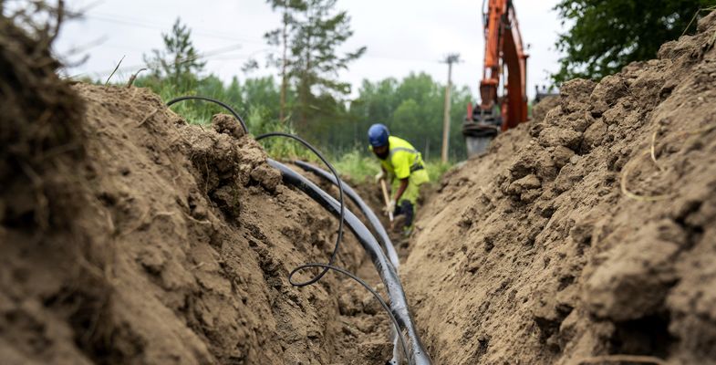 Installation personal laying AX-PRO medium voltage cable in the ground