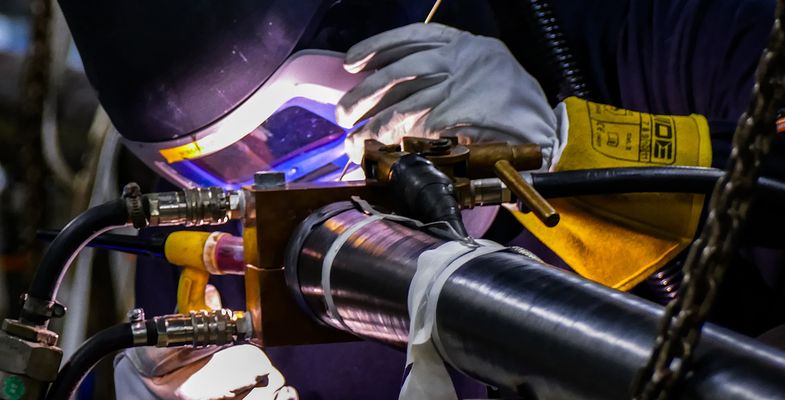 Welding of a high voltage cable during an offshore service installation