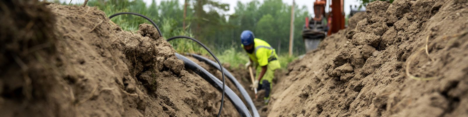 Installation personal laying AX-PRO medium voltage cable in the ground